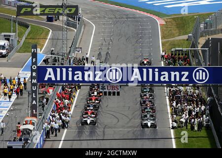 Das Startfeld vor dem Start des Rennens. Großer Preis von Österreich, Sonntag, 22. Juni 2014. Spielberg, Österreich. Stockfoto