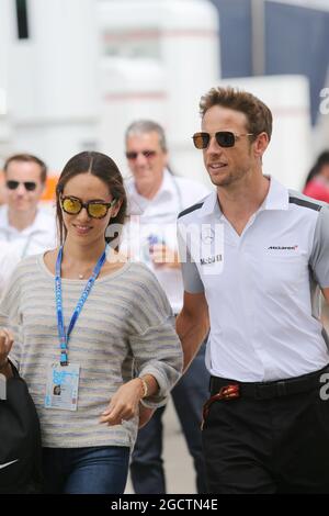 Jenson Button (GBR) McLaren mit seiner Freundin Jessica Michibata (JPN). Großer Preis von Großbritannien, Donnerstag, 3. Juli 2014. Silverstone, England. Stockfoto