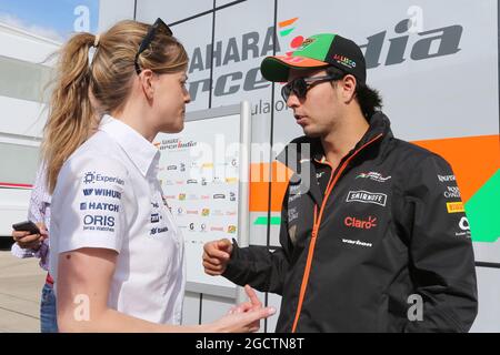 (L bis R): Susie Wolff (GBR) Williams Development Driver mit Sergio Perez (MEX) Sahara Force India F1. Großer Preis von Großbritannien, Freitag, 4. Juli 2014. Silverstone, England. Stockfoto