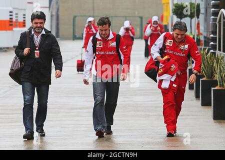 Fernando Alonso (ESP) Ferrari (Mitte) mit Lluis Garcia Abad (ESP) Driver Manager (links) und Fabrizio Borra (ESP) Ferrari Physio (rechts). Großer Preis von Großbritannien, Samstag, 5. Juli 2014. Silverstone, England. Stockfoto