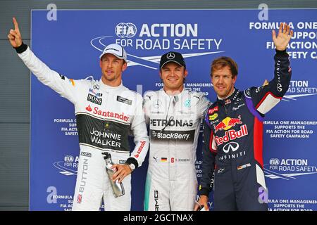 Qualifying Top 3 in Parc Ferme (L bis R): Jenson Button (GBR) McLaren, Dritter; Nico Rosberg (GER) Mercedes AMG F1, Pole Position; Sebastian Vettel (GER) Red Bull Racing, Zweiter. Großer Preis von Großbritannien, Samstag, 5. Juli 2014. Silverstone, England. Stockfoto
