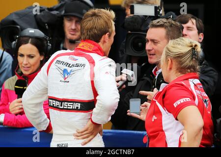 Max Chilton (GBR) Marussia F1 Team mit Craig Slater (GBR) Sky F1 Reporter. Großer Preis von Großbritannien, Samstag, 5. Juli 2014. Silverstone, England. Stockfoto