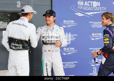 Qualifying Top 3 in Parc Ferme (L bis R): Jenson Button (GBR) McLaren, Dritter; Nico Rosberg (GER) Mercedes AMG F1, Pole Position; Sebastian Vettel (GER) Red Bull Racing, Zweiter. Großer Preis von Großbritannien, Samstag, 5. Juli 2014. Silverstone, England. Stockfoto