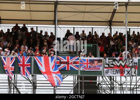 Banner von Fans für Lewis Hamilton (GBR) Mercedes AMG F1 und Jenson Button (GBR) McLaren. Großer Preis von Großbritannien, Sonntag, 6. Juli 2014. Silverstone, England. Stockfoto