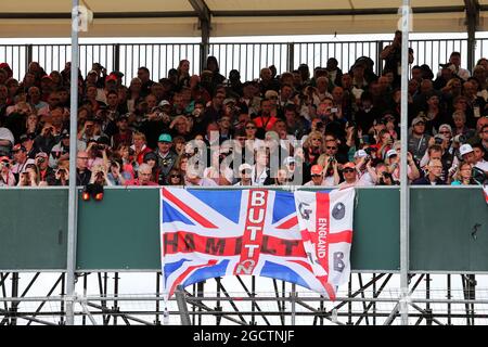 Banner von Fans für Lewis Hamilton (GBR) Mercedes AMG F1 und Jenson Button (GBR) McLaren. Großer Preis von Großbritannien, Sonntag, 6. Juli 2014. Silverstone, England. Stockfoto