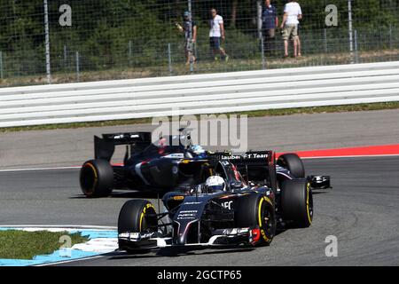 Giedo van der Garde (NLD) sauber C33 Reserve-Fahrer führt Adrian Sutil (GER) sauber C33 an. Großer Preis von Deutschland, Freitag, 18. Juli 2014. Hockenheim, Deutschland. Stockfoto