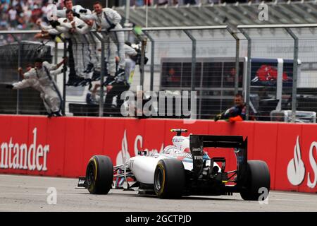 Der zweitplatzierte Valtteri Bottas (FIN) Williams FW36 feiert, als er am Ende des Rennens an seinem Team vorbeikommt. Großer Preis von Deutschland, Sonntag, 20. Juli 2014. Hockenheim, Deutschland. Stockfoto