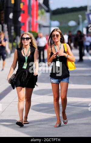 Frauen im Fahrerlager. Großer Preis von Ungarn, Donnerstag, 24. Juli 2014. Budapest, Ungarn. Stockfoto