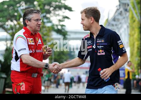 (L bis R): Pat Fry (GBR) Ferrari Stellvertretender technischer Direktor und Leiter der Renntechnik bei Sebastian Vettel (GER) Red Bull Racing. Großer Preis von Singapur, Freitag, 19. September 2014. Marina Bay Street Circuit, Singapur. Stockfoto