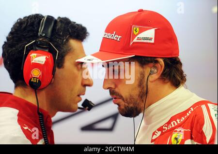 (L bis R): Andrea Stella (ITA) Ferrari Renningenieur mit Fernando Alonso (ESP) Ferrari. Großer Preis von Singapur, Freitag, 19. September 2014. Marina Bay Street Circuit, Singapur. Stockfoto