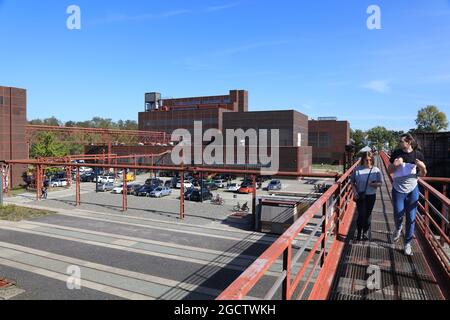 ESSEN, 20. SEPTEMBER 2020: Menschen besuchen den Industriekomplex Zollverein in Essen. Zollverein ist ein ehemaliges Industriegebiet, heute UNESCO Stockfoto
