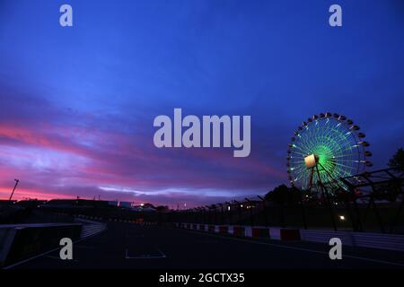 Die Sonne untergeht über der Strecke. Großer Preis von Japan, Samstag, 4. Oktober 2014. Suzuka, Japan. Stockfoto