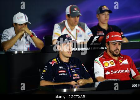 Die FIA-Pressekonferenz (von hinten (L bis R)): Felipe Massa (BH) Williams; Adrian Sutil (GER) sauber; Daniil Kvyat (RUS) Scuderia Toro Rosso; Sebastian Vettel (GER) Red Bull Racing; Fernando Alonso (ESP) Ferrari. Großer Preis von Russland, Donnerstag, 9. Oktober 2014. Sotschi Autodrom, Sotschi, Russland. Stockfoto