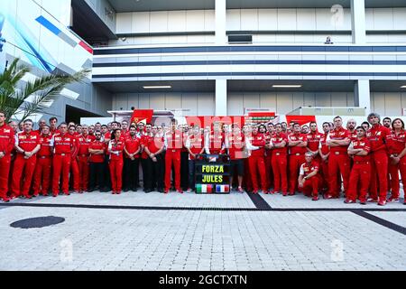 (L bis R): Massimo Rivola (ITA) Ferrari Sporting Director; Fernando Alonso (ESP) Ferrari; Marco Mattiacci (ITA) Ferrari Team Principal; Kimi Räikkönen (FIN) Ferrari und Mitglieder des Ferrari und Marussia F1 Teams zeigen ihre Unterstützung für Jules Bianchi. Großer Preis von Russland, Sonntag, 12. Oktober 2014. Sotschi Autodrom, Sotschi, Russland. Stockfoto