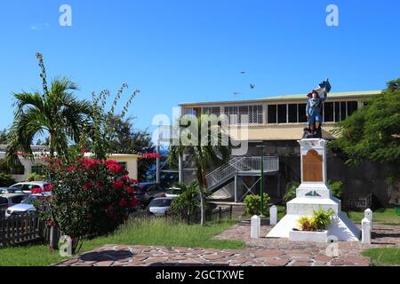 GUADELOUPE, FRANKREICH - 3. DEZEMBER 2019: Gedenkstätte zum Ersten Weltkrieg auf einem Stadtplatz in Pointe-Noire, Guadeloupe (Insel Basse-Terre). Stockfoto