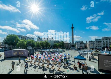 London, Großbritannien. August 2021. In einer Pop-up-Galerie im Freien werden neben Sketch on the Square über 20 Reproduktionen beliebter Meisterwerke der National Gallery gezeigt, die im Rahmen des Inside Out Festivals, einem Monat kostenloser, interaktiver Kunstveranstaltungen auf dem Trafalgar Square, Kunst im Freien bringen. Den ganzen August 2021 vor der Nationalgalerie, in Zusammenarbeit mit dem Stadtrat von Westminster. Kredit: Guy Bell/Alamy Live Nachrichten Stockfoto