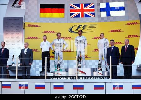 Das Podium (L bis R): Vladimir Putin (RUS) Präsident der Russischen Föderation; Paddy Lowe (GBR) Mercedes AMG F1 Executive Director (Technical); Nico Rosberg (GER) Mercedes AMG F1, Zweiter; Lewis Hamilton (GBR) Mercedes AMG F1, Rennsieger; Valtteri Bottas (FIN) Williams, Dritter; Dmitry Kozak (RUS) stellvertretender russischer Premierminister. Großer Preis von Russland, Sonntag, 12. Oktober 2014. Sotschi Autodrom, Sotschi, Russland. Stockfoto