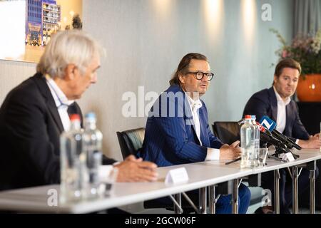 Hotelbesitzer Eddy Walravens, der belgische Geschäftsmann Marc Coucke und der CEO von Versluys Bart Versluys auf einer Pressekonferenz von The Scorpiaux und Alychlo Stockfoto