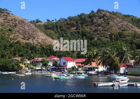 GUADELOUPE, FRANKREICH - 5. DEZEMBER 2019: Hafenboote auf den Inseln Terre de Haut, Les Saintes, Guadeloupe. Guadeloupe hat jährlich 650,000 Besucher. Stockfoto