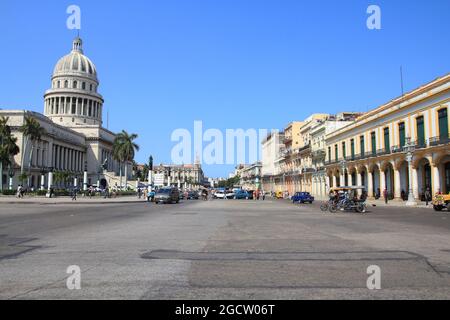 HAVANNA, KUBA - 26. FEBRUAR 2011: Besucher besuchen die Straße Paseo de Marti in Havanna, Kuba. Das Gebäude auf der linken Seite ist Capitolio Nacional (Nationales Kapitol) Stockfoto