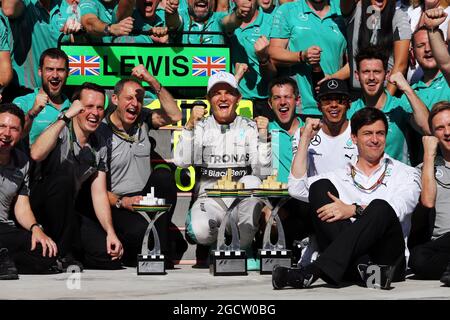 Rennsieger Nico Rosberg (GER) Mercedes AMG F1 feiert mit dem zweitplatzierten Lewis Hamilton (GBR) Mercedes AMG F1 und dem Team. Großer Preis von Brasilien, Sonntag, 9. November 2014. Sao Paulo, Brasilien. Stockfoto