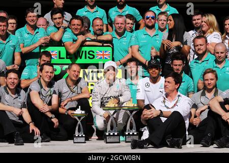 Rennsieger Nico Rosberg (GER) Mercedes AMG F1 feiert mit dem zweitplatzierten Lewis Hamilton (GBR) Mercedes AMG F1 und dem Team. Großer Preis von Brasilien, Sonntag, 9. November 2014. Sao Paulo, Brasilien. Stockfoto