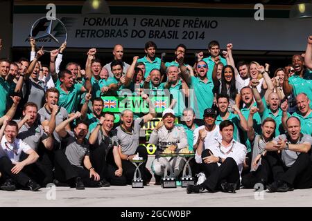 Rennsieger Nico Rosberg (GER) Mercedes AMG F1 feiert mit dem zweitplatzierten Lewis Hamilton (GBR) Mercedes AMG F1 und dem Team. Großer Preis von Brasilien, Sonntag, 9. November 2014. Sao Paulo, Brasilien. Stockfoto