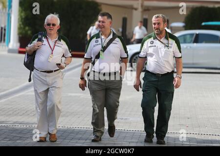 Finbarr O'Connell, Caterham F1 Team Administrator (links). Abu Dhabi Grand Prix, Donnerstag, 20. November 2014. Yas Marina Circuit, Abu Dhabi, VAE. Stockfoto