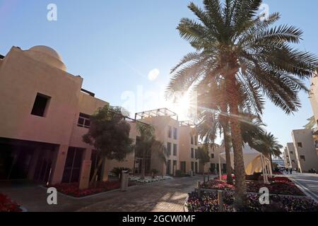 Das Fahrerlager. Abu Dhabi Grand Prix, Donnerstag, 20. November 2014. Yas Marina Circuit, Abu Dhabi, VAE. Stockfoto