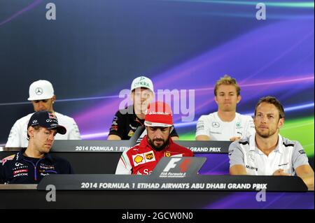 Die FIA-Pressekonferenz (von hinten (L bis R)): Lewis Hamilton (GBR) Mercedes AMG F1; Nico Hulkenberg (GER) Sahara Force India F1; Nico Rosberg (GER) Mercedes AMG F1; Sebastian Vettel (GER) Red Bull Racing; Fernando Alonso (ESP) Ferrari; Jenson Button (GBR) McLaren. Abu Dhabi Grand Prix, Donnerstag, 20. November 2014. Yas Marina Circuit, Abu Dhabi, VAE. Stockfoto