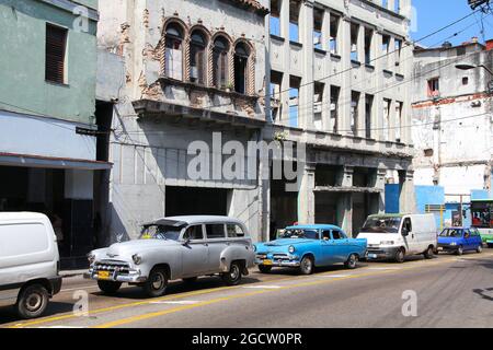 HAVANNA, KUBA - 26. FEBRUAR 2011: Oldtimer-Autos fahren in Havanna, Kuba. Kuba hat eine der niedrigsten Pro-Kopf-Pkw-Raten (38 pro 1000 Einwohner im Jahr 2008). Stockfoto