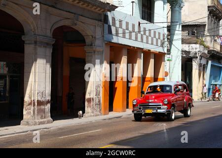 HAVANNA, KUBA - 26. FEBRUAR 2011: Oldtimer-Autofahrten in Havanna, Kuba. Kuba hat eine der niedrigsten Pro-Kopf-Pkw-Raten (38 pro 1000 Einwohner im Jahr 2008). Stockfoto