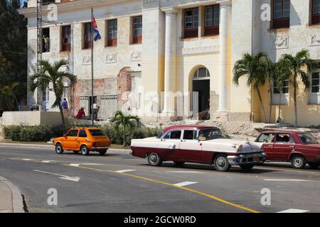 HAVANNA, KUBA - 26. FEBRUAR 2011: Oldtimer-Autofahrten in Havanna, Kuba. Kuba hat eine der niedrigsten Pro-Kopf-Pkw-Raten (38 pro 1000 Einwohner im Jahr 2008). Stockfoto