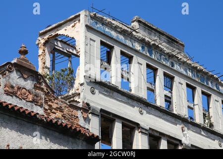 HAVANNA, KUBA - 26. FEBRUAR 2011: Zerstörte Gebäude aus der Kolonialzeit in Havanna, Kuba. Die Armut in Kuba führt zu einer schnellen Verschlechterung der noch älteren Gebäude Stockfoto