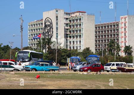 HAVANNA, KUBA - 26. FEBRUAR 2011: Menschen gehen vor dem Innenministerium in Havanna, Kuba. Das ikonische Gebäude mit Che Guevara skizzieren Porträt Stockfoto