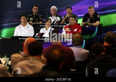 Die FIA-Pressekonferenz (von hinten (L bis R): Federico Gastaldi (ARG) Lotus F1 Team Deputy Team Principal; Finbarr O'Connell, Caterham F1 Team Administrator; Christian Horner (GBR) Red Bull Racing Team Principal; Otmar Szafnauer (USA) Sahara Force India F1 Chief Operated Officer; Toto Wolff (GER) Mercedes AMG F1 Aktionär und Executive Director; Claire Williams (GBR) Williams Deputy Team Principal; Marco Mattiacci (ITA) Ferrari Team Principal. Abu Dhabi Grand Prix, Freitag, 21. November 2014. Yas Marina Circuit, Abu Dhabi, VAE. Stockfoto