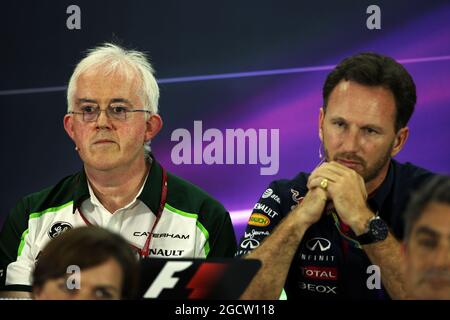 (L bis R): Finbarr O'Connell, Caterham F1 Team Administrator mit Christian Horner (GBR) Red Bull Racing Team Principal bei der FIA Pressekonferenz. Abu Dhabi Grand Prix, Freitag, 21. November 2014. Yas Marina Circuit, Abu Dhabi, VAE. Stockfoto