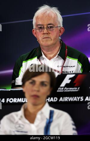 Finbarr O'Connell, Caterham F1 Team Administrator und Claire Williams (GBR) Williams Stellvertretende Teamleiterin bei der FIA Pressekonferenz. Abu Dhabi Grand Prix, Freitag, 21. November 2014. Yas Marina Circuit, Abu Dhabi, VAE. Stockfoto