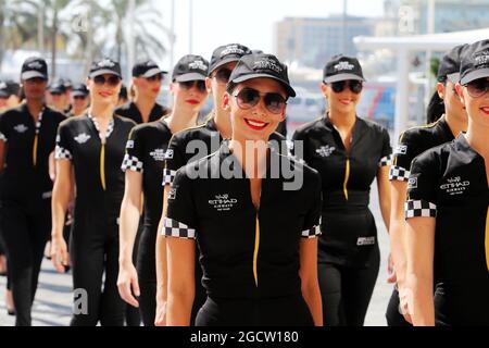 Grid-Mädchen. Abu Dhabi Grand Prix, Sonntag, 23. November 2014. Yas Marina Circuit, Abu Dhabi, VAE. Stockfoto