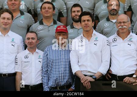 (L bis R): Paddy Lowe (GBR) Mercedes AMG F1 Executive Director (Technical); Niki Lauda (AUT) Mercedes Non-Executive Chairman; Toto Wolff (GER) Mercedes AMG F1 Aktionär und Executive Director; und Dr. Dieter Zetsche (GER) Daimler AG CEO bei einem Teamfoto. Abu Dhabi Grand Prix, Sonntag, 23. November 2014. Yas Marina Circuit, Abu Dhabi, VAE. Stockfoto