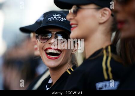 Grid-Mädchen. Abu Dhabi Grand Prix, Sonntag, 23. November 2014. Yas Marina Circuit, Abu Dhabi, VAE. Stockfoto