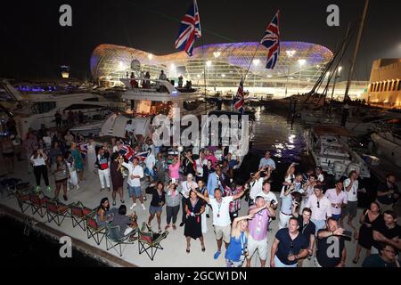 Fans im Hafen. Abu Dhabi Grand Prix, Sonntag, 23. November 2014. Yas Marina Circuit, Abu Dhabi, VAE. Stockfoto