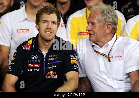 Dr. Helmut Marko (AUT) Red Bull Motorsport Consultant (rechts) und Red Bull Racing danken dem scheidenden Sebastian Vettel (GER) Red Bull Racing. Abu Dhabi Grand Prix, Sonntag, 23. November 2014. Yas Marina Circuit, Abu Dhabi, VAE. Stockfoto