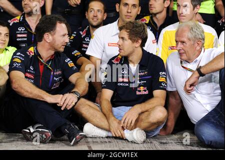 Red Bull Racing dankt dem scheidenden Sebastian Vettel (GER) Red Bull Racing mit Christian Horner (GBR) Red Bull Racing Teamchef (links) und Dr. Helmut Marko (AUT) Red Bull Motorsport Consultant (rechts). Abu Dhabi Grand Prix, Sonntag, 23. November 2014. Yas Marina Circuit, Abu Dhabi, VAE. Stockfoto