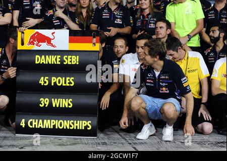 Red Bull Racing dankt dem ausscheidenden Sebastian Vettel (GER) Red Bull Racing. Abu Dhabi Grand Prix, Sonntag, 23. November 2014. Yas Marina Circuit, Abu Dhabi, VAE. Stockfoto