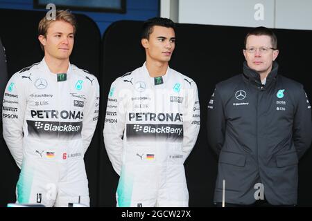 (L bis R): Nico Rosberg (GER) Mercedes AMG F1; Pascal Wehrlein (GER) Mercedes AMG F1 Reserve Driver; Andy Cowell (GBR) Mercedes-Benz High Performance Powertrains Managing Director. Formel-1-Tests, erster Tag, Sonntag, 1. Februar 2015. Jerez, Spanien. Stockfoto