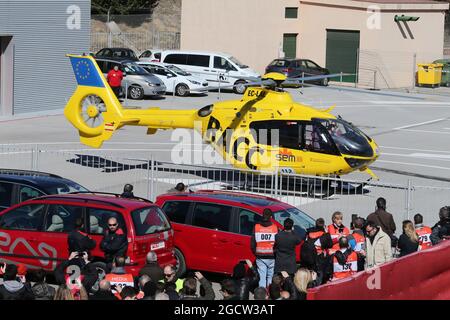 Fernando Alonso (ESP) McLaren wird mit einem Hubschrauber aus der Rennstrecke geflogen. Formel-1-Tests, Tag 4, Sonntag, 23. Februar 2015. Barcelona, Spanien. Stockfoto