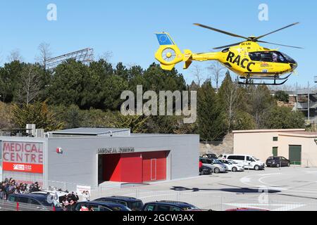 Fernando Alonso (ESP) McLaren wird mit einem Hubschrauber aus der Rennstrecke geflogen. Formel-1-Tests, Tag 4, Sonntag, 23. Februar 2015. Barcelona, Spanien. Stockfoto