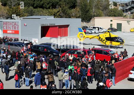 Fernando Alonso (ESP) McLaren wird mit einem Hubschrauber aus der Rennstrecke geflogen. Formel-1-Tests, Tag 4, Sonntag, 23. Februar 2015. Barcelona, Spanien. Stockfoto