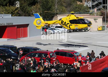 Fernando Alonso (ESP) McLaren wird mit einem Hubschrauber aus der Rennstrecke geflogen. Formel-1-Tests, Tag 4, Sonntag, 23. Februar 2015. Barcelona, Spanien. Stockfoto